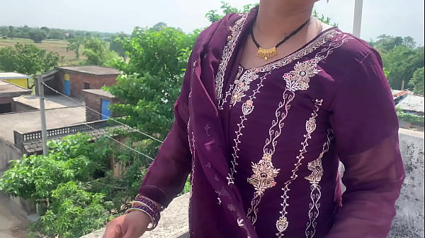 Bhabhi Bhojpuri yang nakal memberikan kenikmatan total dari memek dan tubuhnya dengan audio Hindi yang menggairahkan