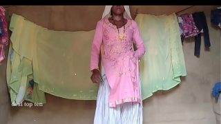 मोटे लंड से भरी जा रही है मेरी गर्म पत्नी की तंग चूत, बुर चाटने के बाद