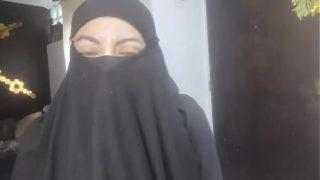 Istri Arab Amatir yang Bergairah Muncrat di Niqabnya Sambil Masturbasi Saat Suami Sedang Sholat