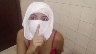 Muslimah Arab Tumpah Muncrat Saat Main Memek Lembut Sampai Keluar Krim, Pamer Tetek Montok yang Dilarang