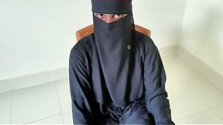 Pelacur berjilbab mengoceh sambil digilir di ranjang kamarku