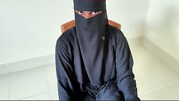 Pelacur berjilbab mengoceh sambil digilir di ranjang kamarku