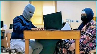 Istri berhijab yang alim ternyata doyan digoyang vibrator oleh selingkuhan di kantor.
