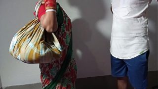 बर्तन बेचने आई गर्म आंटी को जमकर लिया गया – हिंदी में गरमा-गरम कहानी