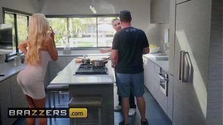 Cerita Istri Nyata – Courtney Taylor dan Keiran Lee – Courtney Memberikan Bantuan Tangan yang Menggairahkan