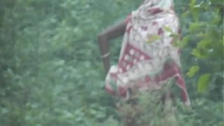 Wanita Desi mengencingi