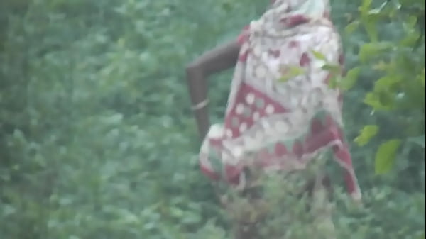 Wanita Desi mengencingi