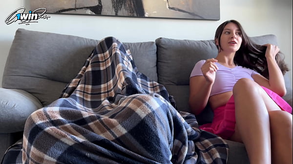 Adik Tiri Pulang Lebih Awal dan Ngegoda Kakak Tirinya yang Lagi Ngentot Sambil Nonton Film Porno!