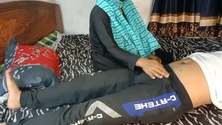 Gairah Terlarang: Menggoda Teman Sekolah Anak Tiriku yang Tampan