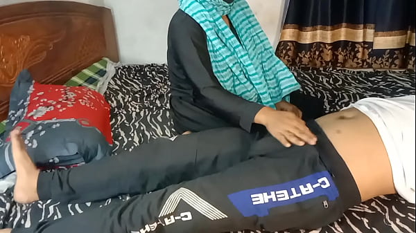 Gairah Terlarang: Menggoda Teman Sekolah Anak Tiriku yang Tampan