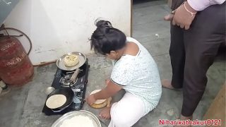 Ibu tiri India menggoda di dapur