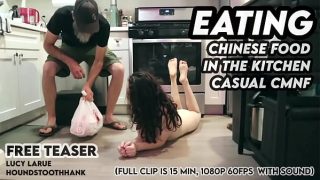 Makan Makanan Cina di Dapur dengan Atasan Terbuka