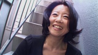 Junko Sakashita, si brunette Asia yang panas, sampai tak kuasa menahan gejolak nafsu dan berani memamerkan payudaranya di jalanan
