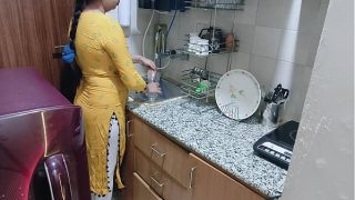 Aku Menemukan Ibu Tiriku yang Bergairah di Dapur – Film Panas Berbahasa Hindi