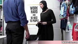 Aksi gadis muslimah manis mencuri mainan seks di mal