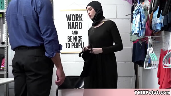 Aksi gadis muslimah manis mencuri mainan seks di mal