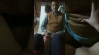Ayah Haryanvi merobek memek ketat putrinya dalam adegan seks desi panas