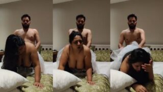 Goyangan liar milf desi dalam gaya doggy yang panas