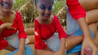 Pacar seksi merangsang kekasihnya dengan tangan di tempat terbuka