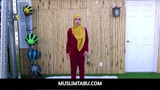 Pelatih Bugar Menggairahkan Klien Arab Eksotis dalam Adegan Panas