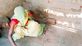Desi istri desa pakai shari seksi, diganjal kontol besar anal sampai meraung-raung