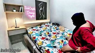 Aku Ngeliat Adik Berhijab Lagi Kesepian di Kamar, Aku Bantuin Dia dengan Penuh Nafsu, Sampai Muncrat Dalam Memeknya