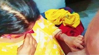 Bokep India: Bhabhi ketat dikocok doggy style sambil merintih dalam bahasa Hindi