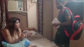 Teman-teman ngentot ibu tiriku, aku rekam semua dengan suara Hindi yang jelas