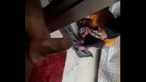 Pembantu Desi buka baju di depan majikan