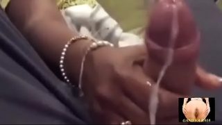 Goyangan Tangan Mama India yang Menggoda