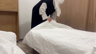 Pelayan Arab menggoda tamu hotel di kamar dengan vaginanya yang sempit dan menggairahkan