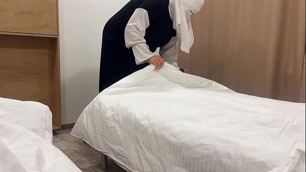 Pelayan Arab menggoda tamu hotel di kamar dengan vaginanya yang sempit dan menggairahkan
