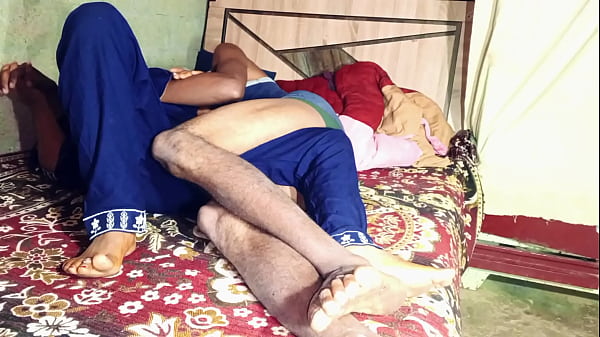 Malam itu gue ngentot bhabhi sampai teriak-teriak di dalam rumah, adik tiri pun tak luput dari nafsu bejat gue.