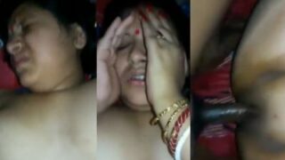 Bini telanjang digaruk diam-diam tengah malam, nafasnya ngos-ngosan penuh gairah.