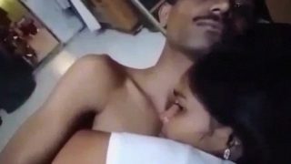 Buka baju bhabhi, mainin tubuh, langsung ngewe panas.