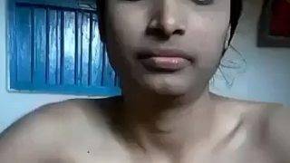 Gadis India basah beraksi sendiri