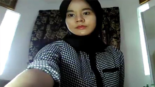 Jilbab sange pamer body binal bikin ngilu
