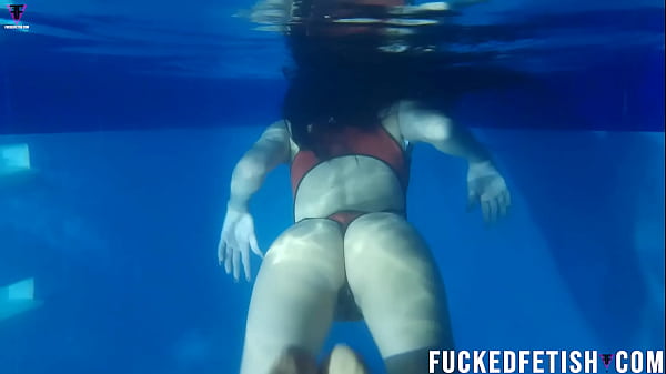 Helen Bintang, Pakaian Renang Seksi Malam Hari di Kolam Apnea