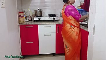 Desi Bhabhi Digitujuki Kontol Besar di Dapur Rumah