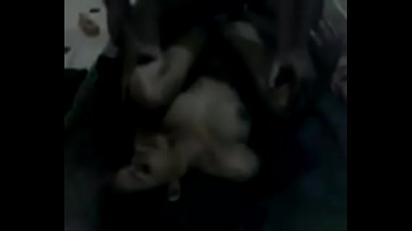 Pasangan India seksi bikin video panas, cek Desi-scandals.com buat yang lebih seru