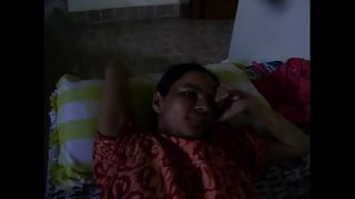 Desi bhabhi yang liar menggoda dengan mulut penuh hasrat