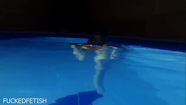 Helen Bintang, masker malam mengemudi dengan baju renang seksi di kolam