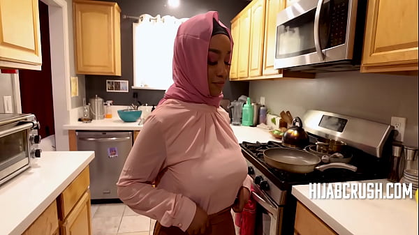Dengkul Mulus Pakai Hijab, Lily Starfire Nunggangin Kayak Ahli Bikin Meringis.