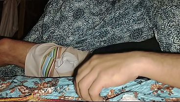 Malam tadi, istri tiri mainin nikmat gila, jari masuk ke lubang basah sampe muncrat puas.