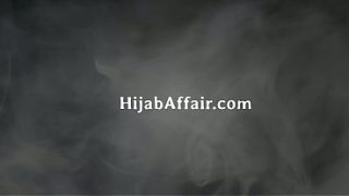 Ibu tiri Arab kira kontolku lampu, sampai ujungnya basah kena senggol.