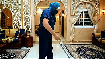 Mbak pembantu hijab disuruh ngewe mulut sama majikan, habis itu telan semua airnya.