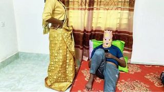 Bhabhi pakai saree, suami ngewe panas di kamar.