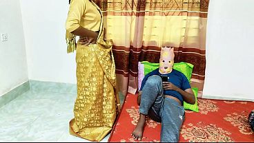 Bhabhi pakai saree, suami ngewe panas di kamar.