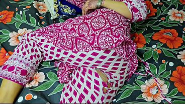 Ibu tiri celananya sobek, lalu anak tiri ngewe memeknya sampai pantatnya bulat montok.