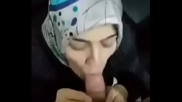 Mengisap kontol di balik jilbab